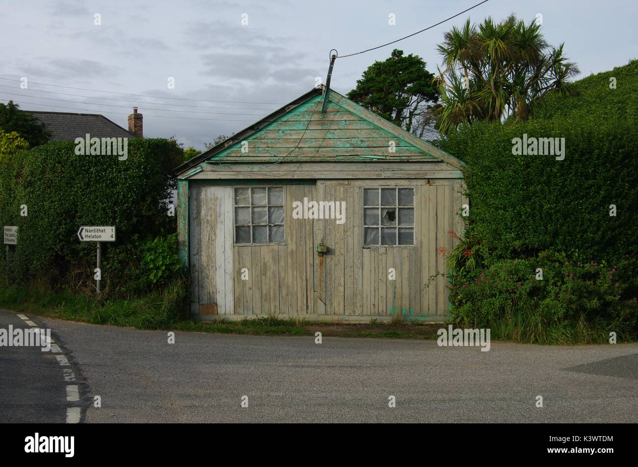 Vecchio garage. Cury, Cornwall Foto Stock