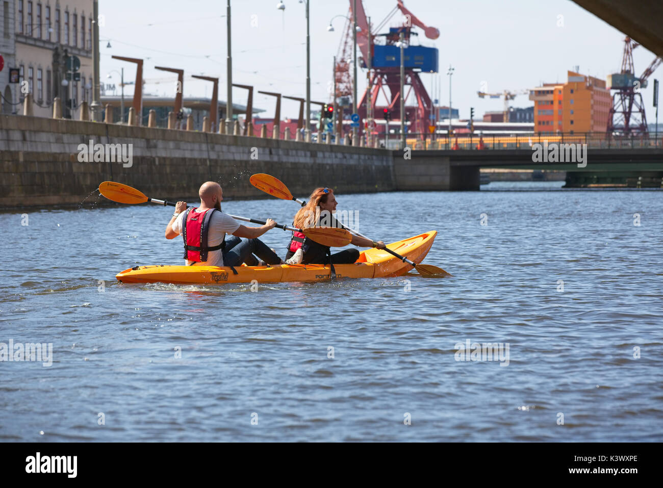 Canoa sul canal nella città di Göteborg Foto Stock