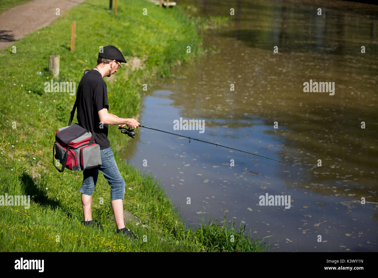 Un uomo pesci in soderkoping Foto Stock