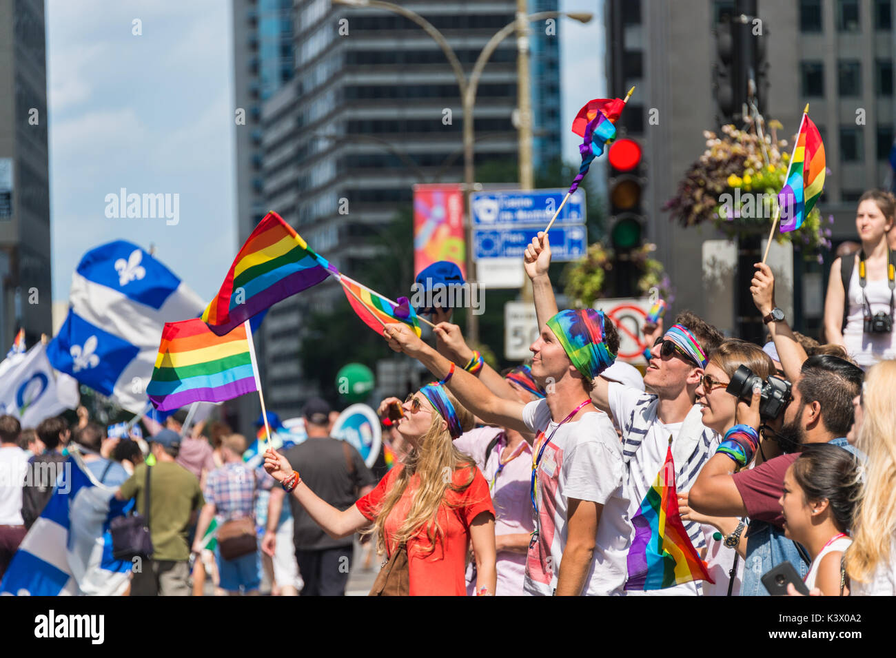 Montreal, Canada - 20 August 2017: gli spettatori al Montreal Gay Pride Parade acclamava i galleggianti Foto Stock