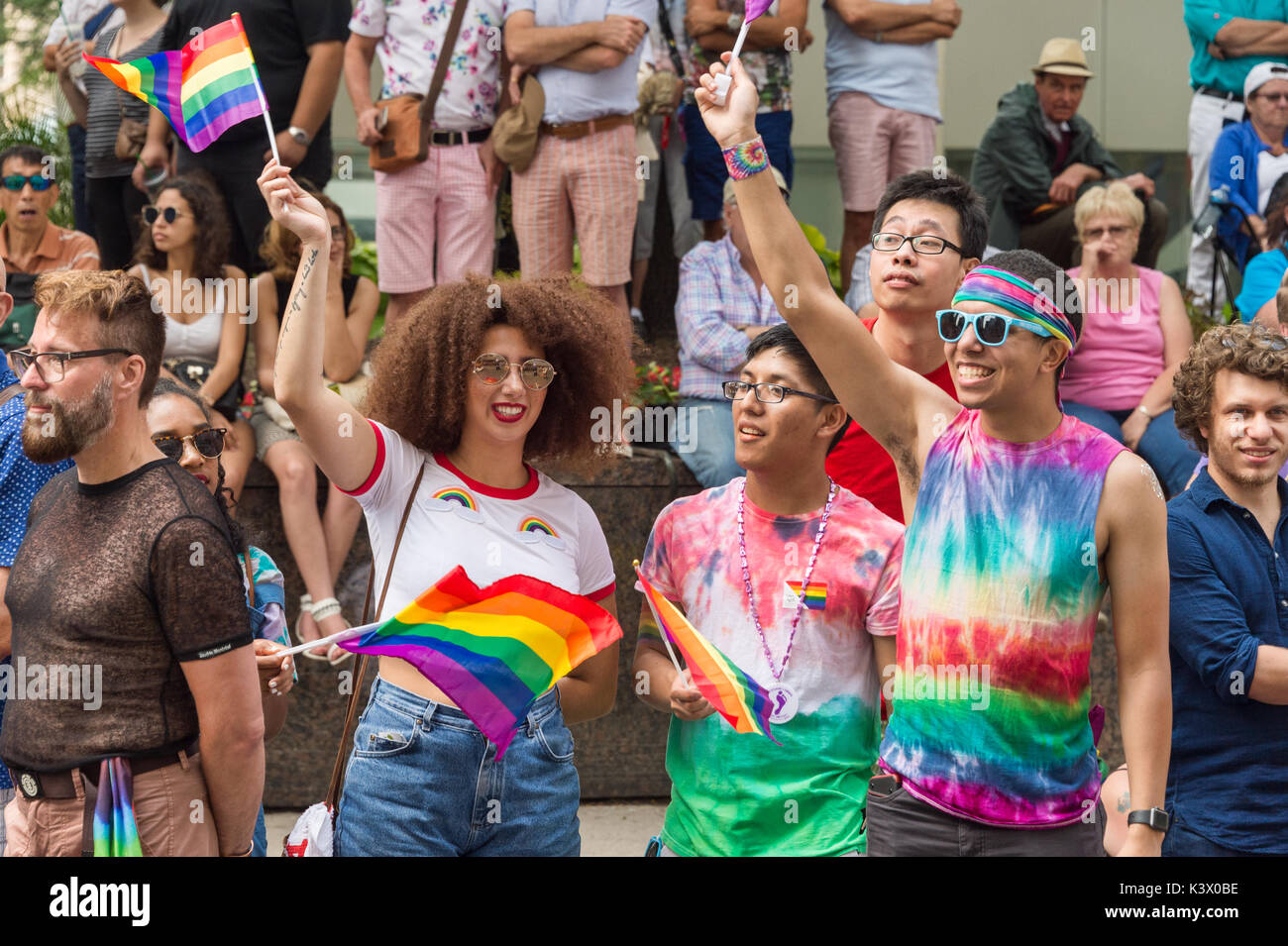Montreal, Canada - 20 August 2017: gli spettatori al Montreal Gay Pride Parade acclamava i galleggianti Foto Stock