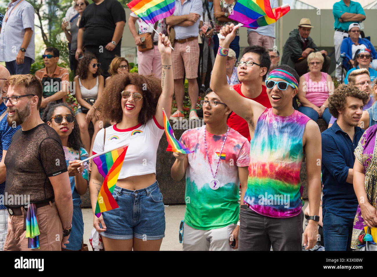 Montreal, Canada - 20 August 2017: gli spettatori al Montreal Gay Pride Parade acclamava i galleggianti Foto Stock