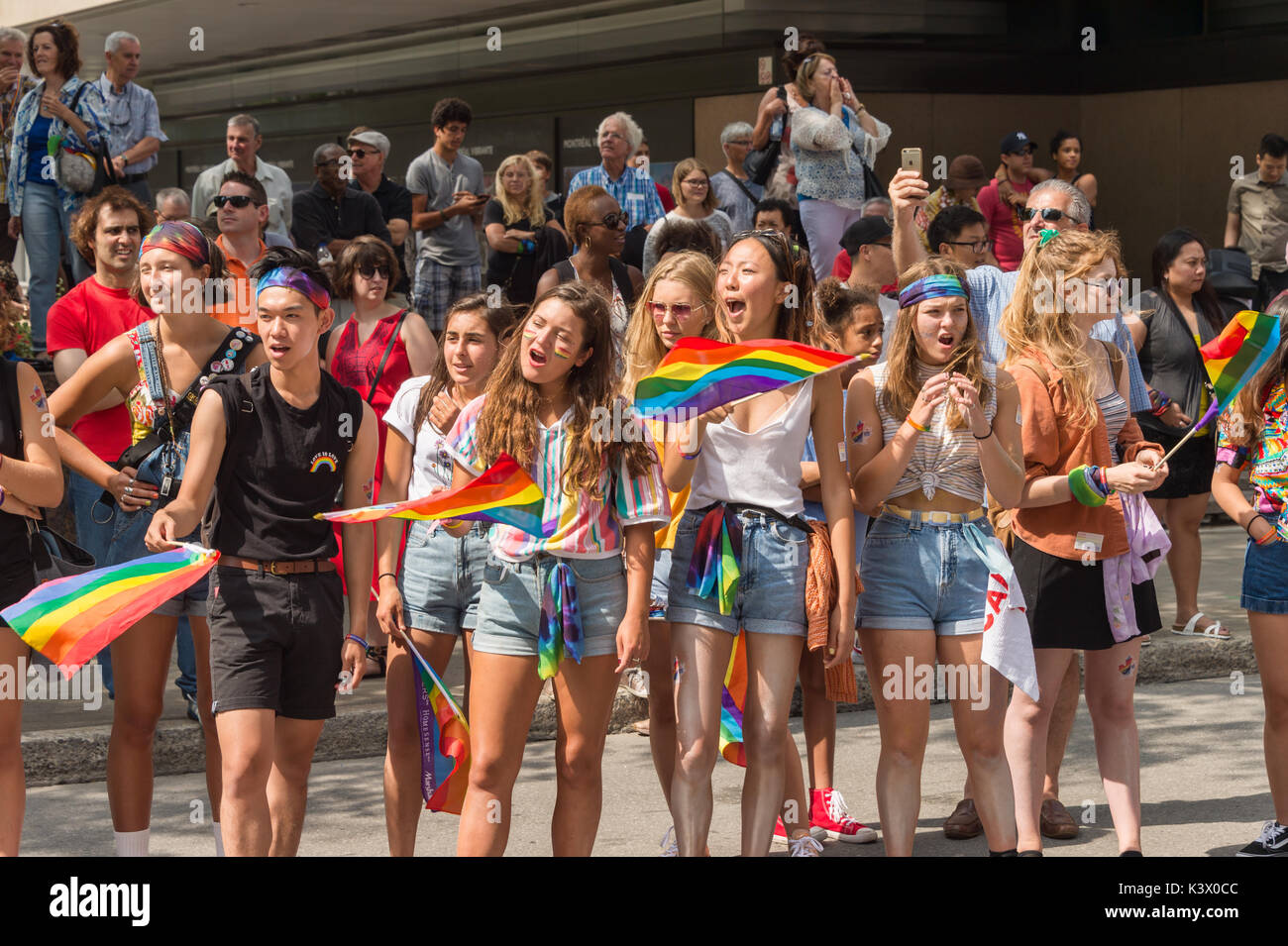 Montreal, Canada - 20 August 2017: gli spettatori al Montreal Gay Pride Parade acclamava i galleggianti Foto Stock