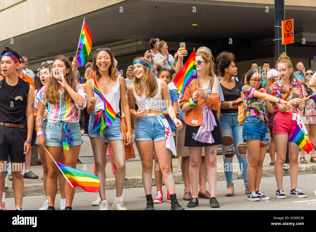 Montreal, Canada - 20 August 2017: gli spettatori al Montreal Gay Pride Parade acclamava i galleggianti Foto Stock