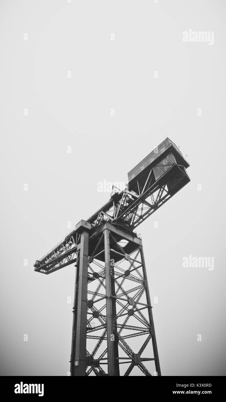 Industrial Gru di costruzione navale contro un cielo grigio con spazio di copia Foto Stock