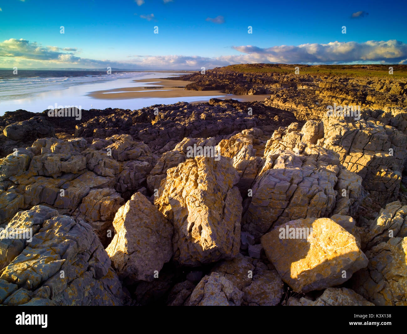 Una vista serale del resto Bay, Porthcawl, South Wales, Regno Unito Foto Stock