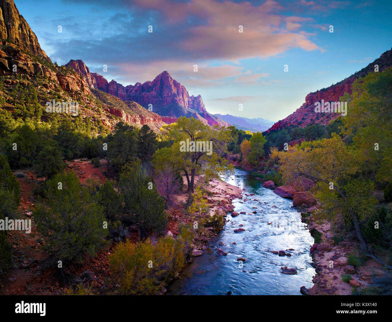 Una vista del maestoso paesaggio del parco nazionale di Zion, usa, durante la stagione autunnale Foto Stock