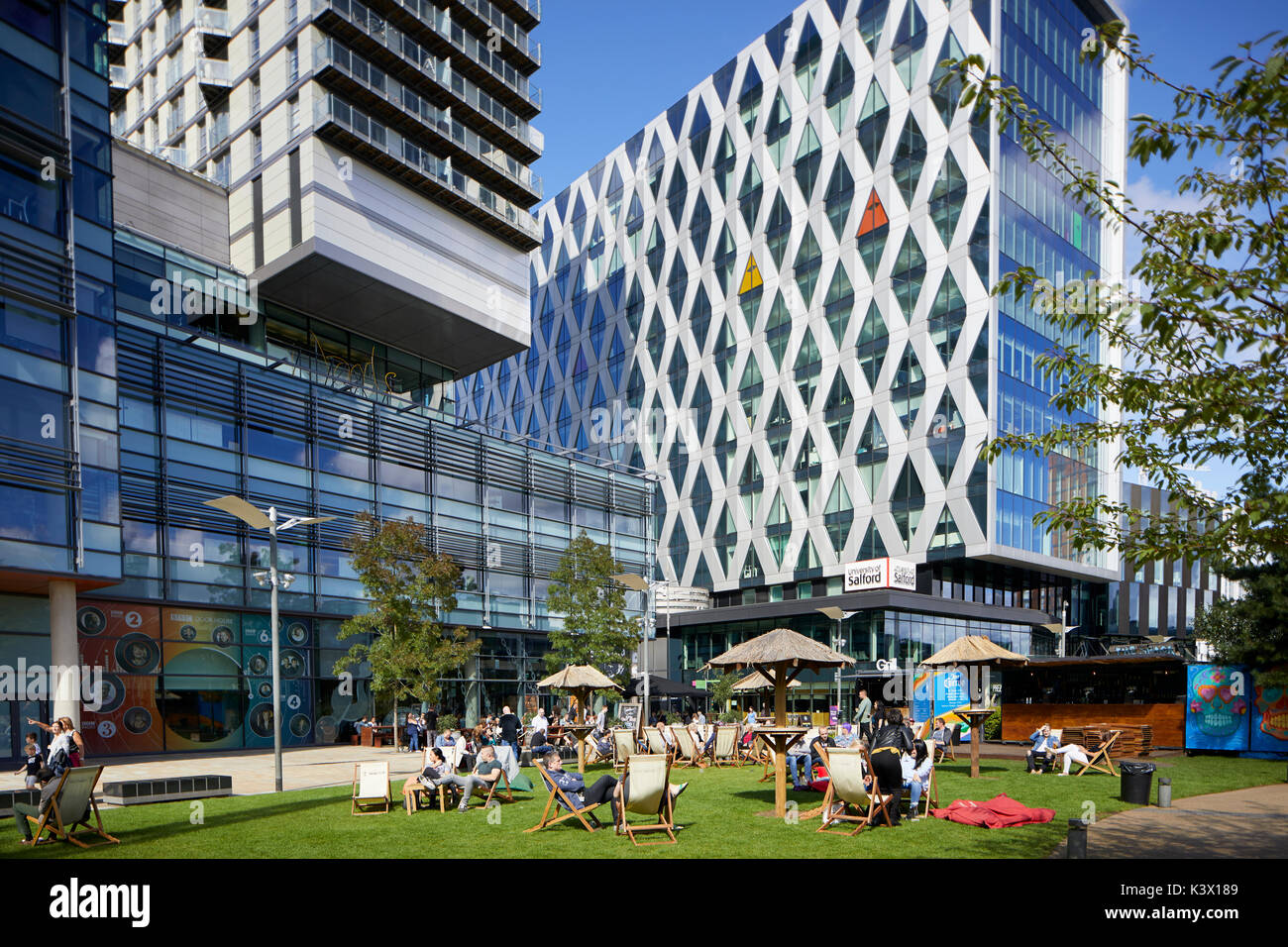 Dock di rigenerazione a MediaCityUk a Salford Quays gtr manchester, BBC ITV uffici università di Salford e bar ristoranti, gente beve rilassante o Foto Stock