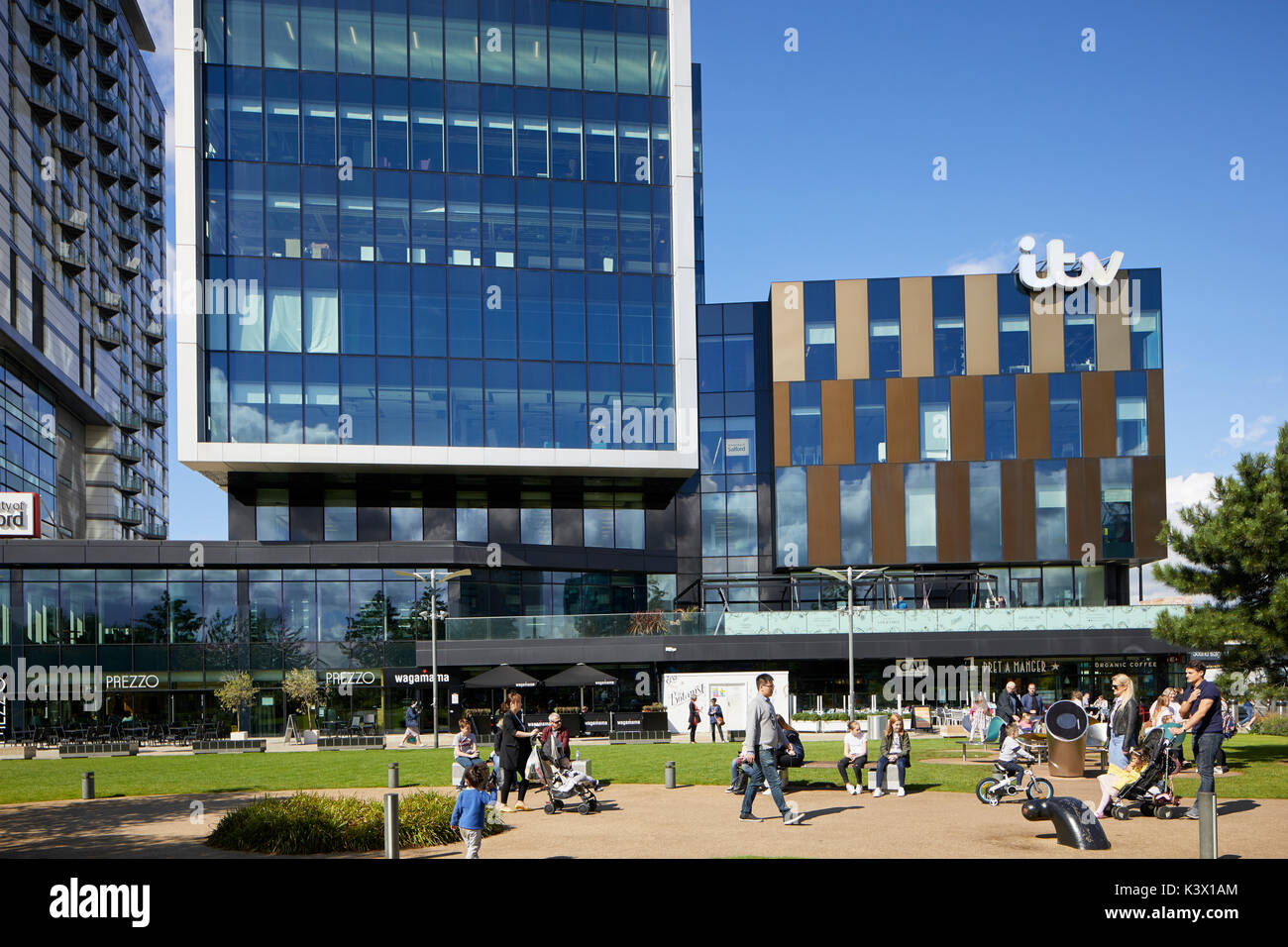 Dock di rigenerazione a MediaCityUk a Salford Quays gtr manchester, BBC ITV uffici università di Salford e bar ristoranti, gente beve rilassante o Foto Stock