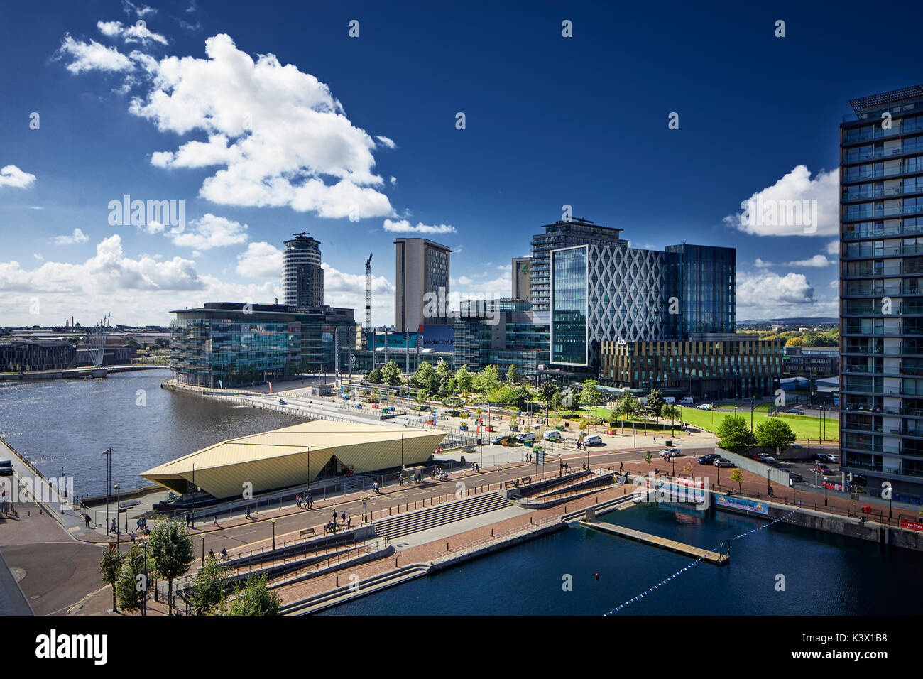 Dock di rigenerazione a MediaCityUk a Salford Quays gtr manchester, vista in elevazione della skyline uffici della BBC e l'alchimista sul lungomare Foto Stock