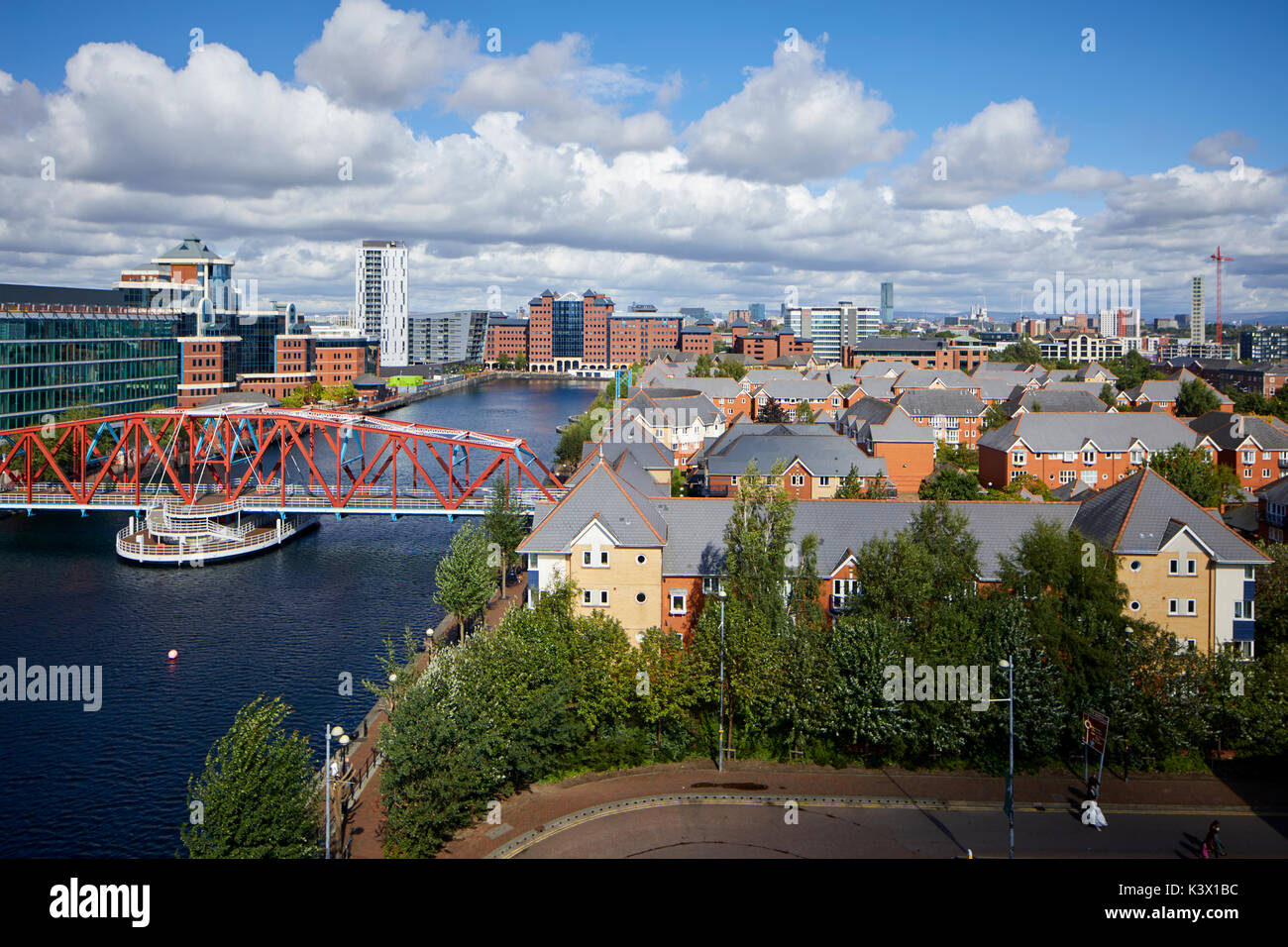 La rigenerazione docks MediaCityUk a Salford Quays gtr manchester, moderno e lussuoso complesso residenziale e Detroit il ponte pedonale. Foto Stock