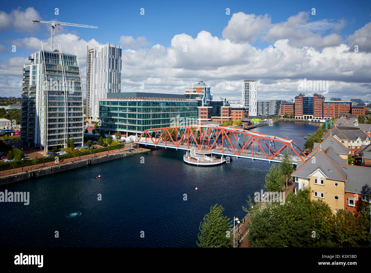 La rigenerazione docks MediaCityUk a Salford Quays gtr manchester, appartamenti moderni e lussuosi edifici NV e Detroit il ponte pedonale. Foto Stock