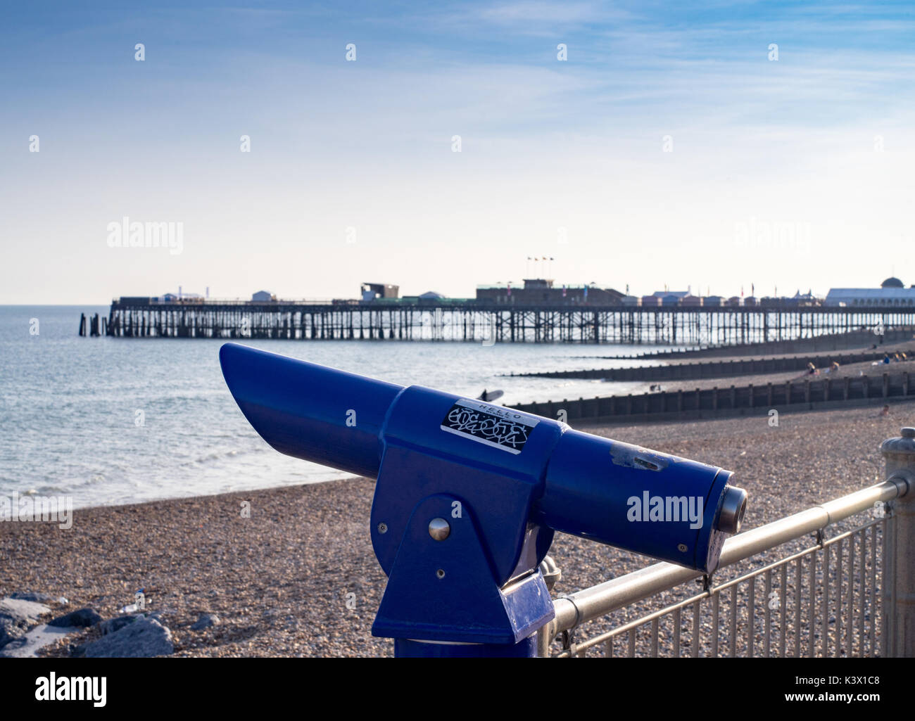 Telescopio con pier in background, Hastings, Regno Unito. Foto Stock