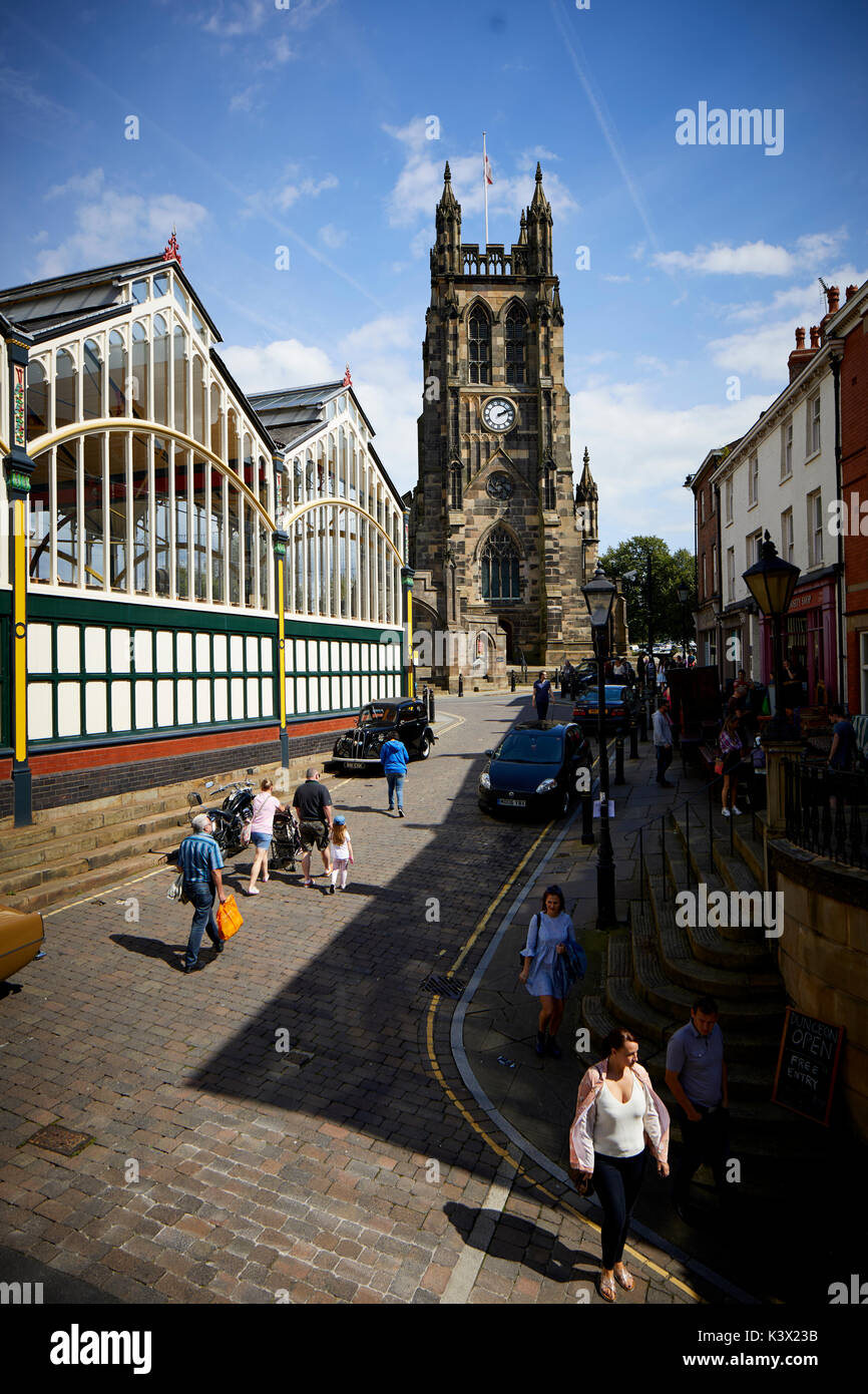 Landmark Stockport Centro Città Cheshire in gtr manchester chiesa di Santa Maria è la più antica chiesa parrocchiale nel centro storico mercato coperta nella zona hall Foto Stock