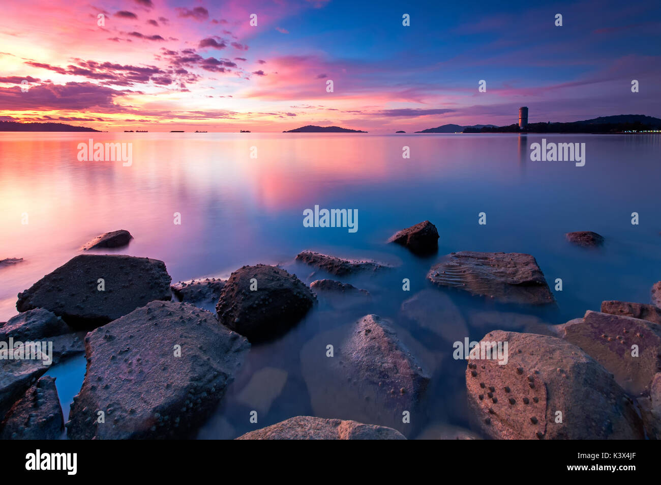 Bel tramonto in Kota Kinabalu, spiaggia di Tanjung Lipat nel Borneo Sabah, Malesia. Foto Stock