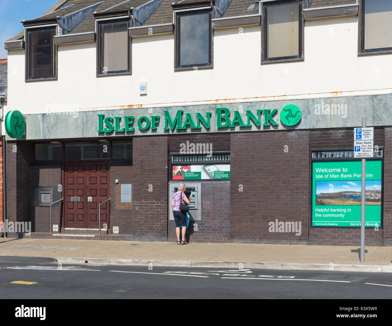 Isola di Man filiale di banca in Port Erin, Donna al bancomat Foto Stock