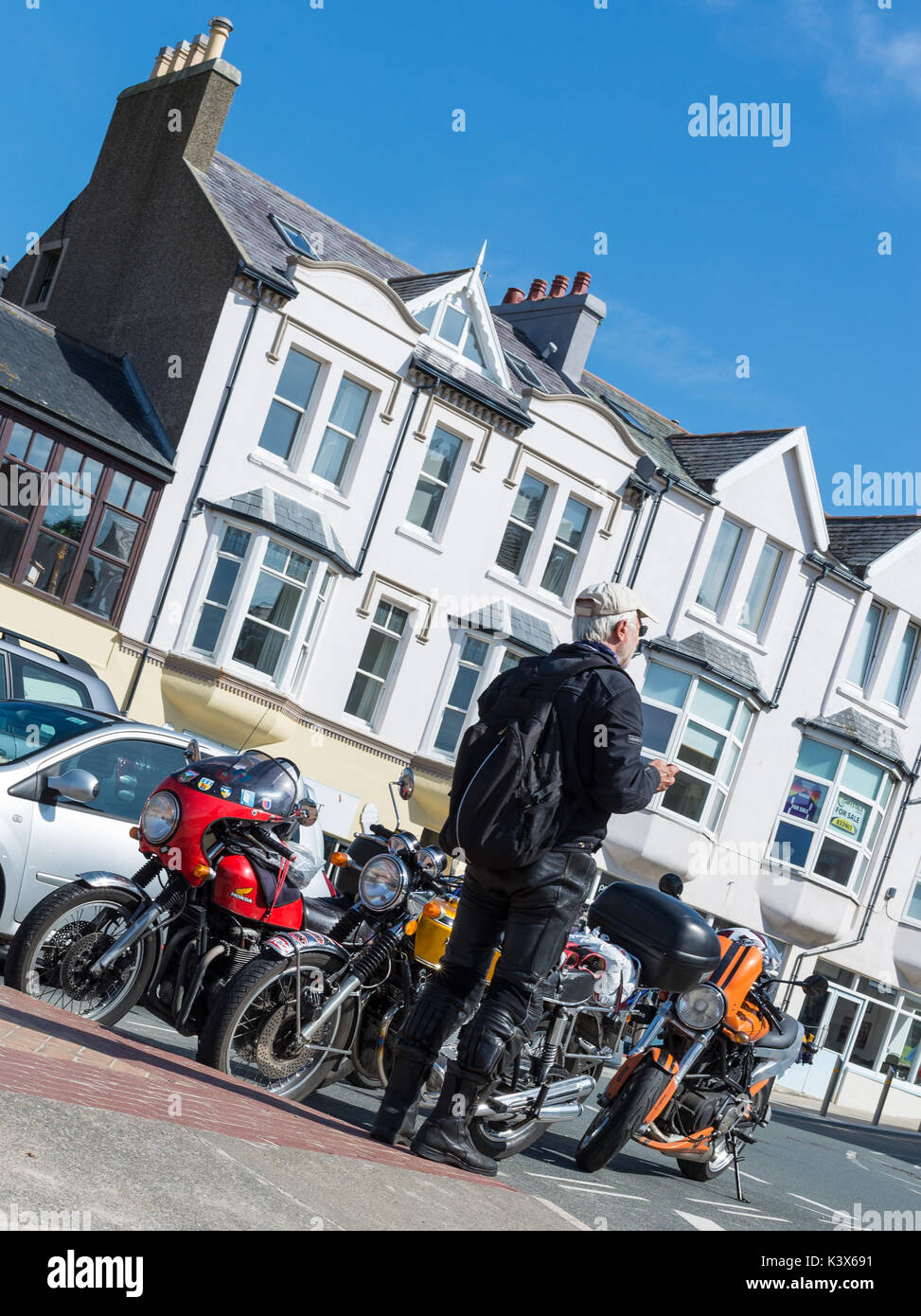 Motociclisti ammirando Port Erin scena Foto Stock