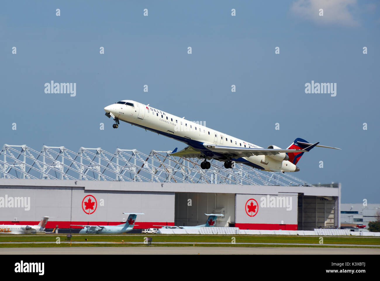 MONTREAL, Canada - 28 agosto 2017 : Delta Connection decollare Bombardier CL-600 aereo. Collegamento a triangolo è una compagnia aerea regionale con il nome di marca per Del Foto Stock