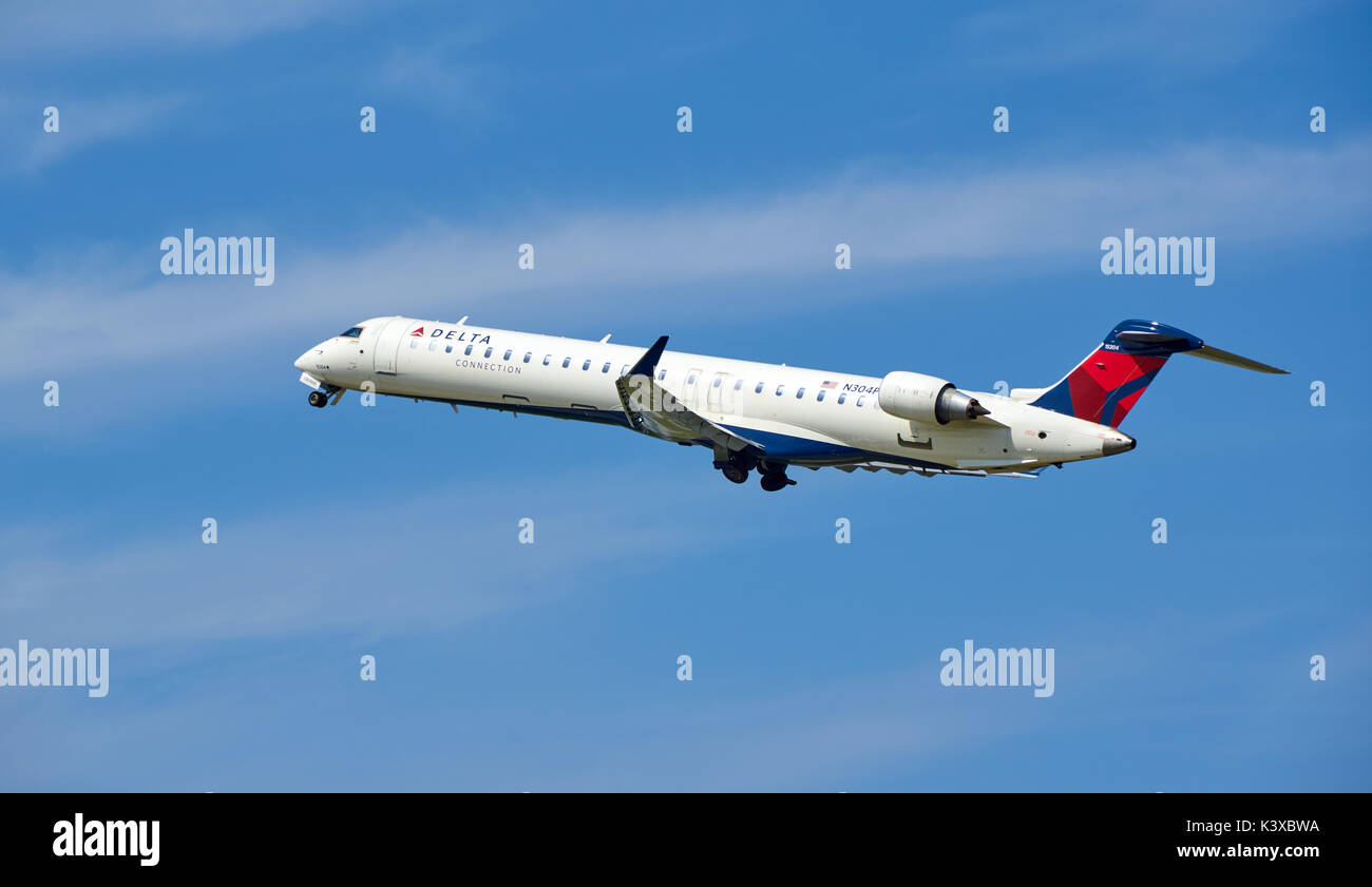 MONTREAL, Canada - 28 agosto 2017 : Delta Connection decollare Bombardier CL-600 aereo. Collegamento a triangolo è una compagnia aerea regionale con il nome di marca per Del Foto Stock