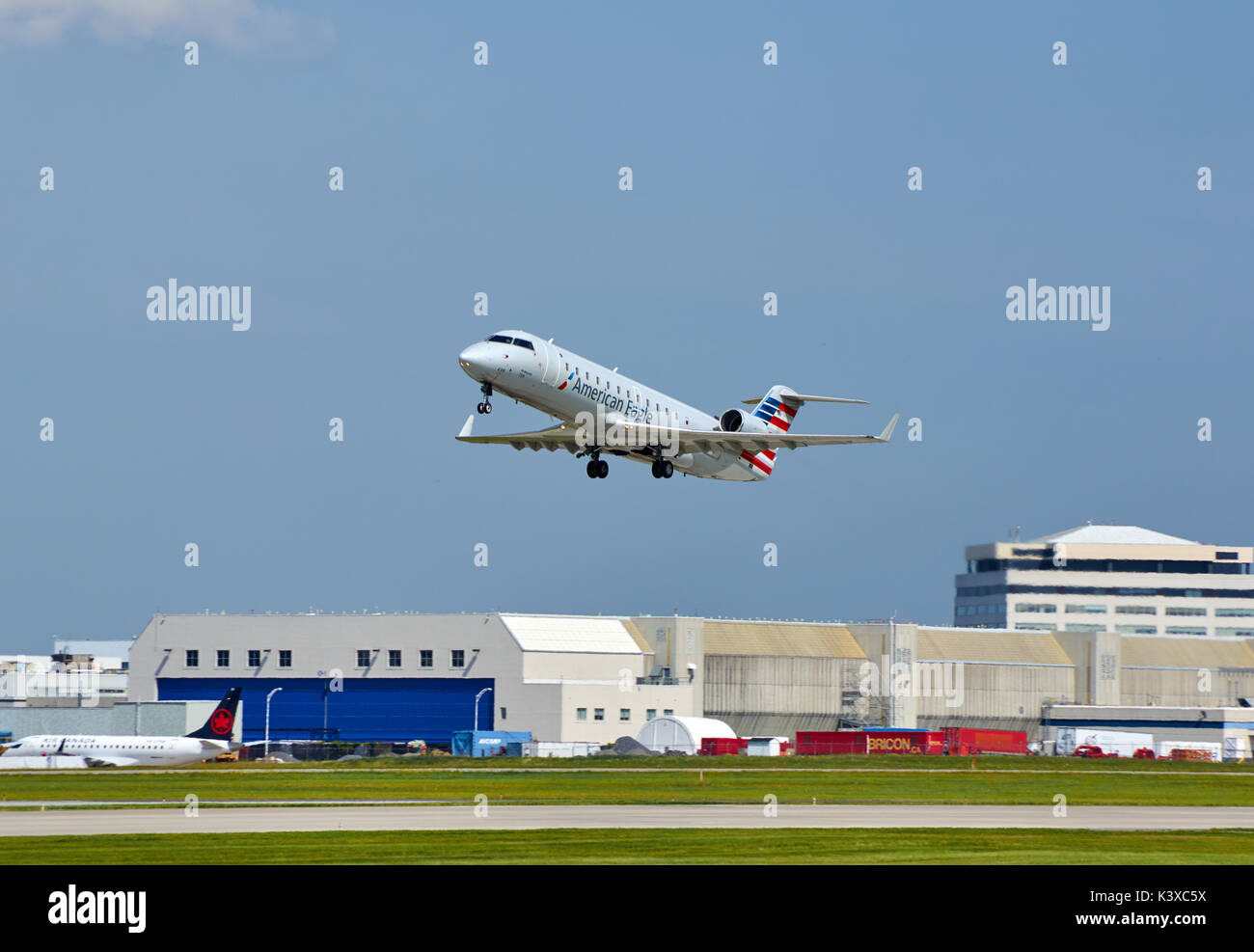 MONTREAL, Canada - 28 agosto 2017 : American Eagle aereo in fase di decollo. American Eagle è un marchio americano nome per la succursale regionale di American Foto Stock