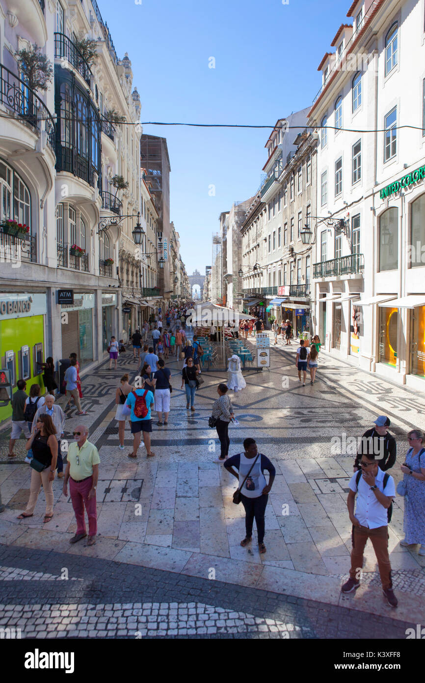 Lisbona, la capitale e la città più grande del Portogallo nel quartiere di Alfama sulla costa atlantica in Europa occidentale Foto Stock