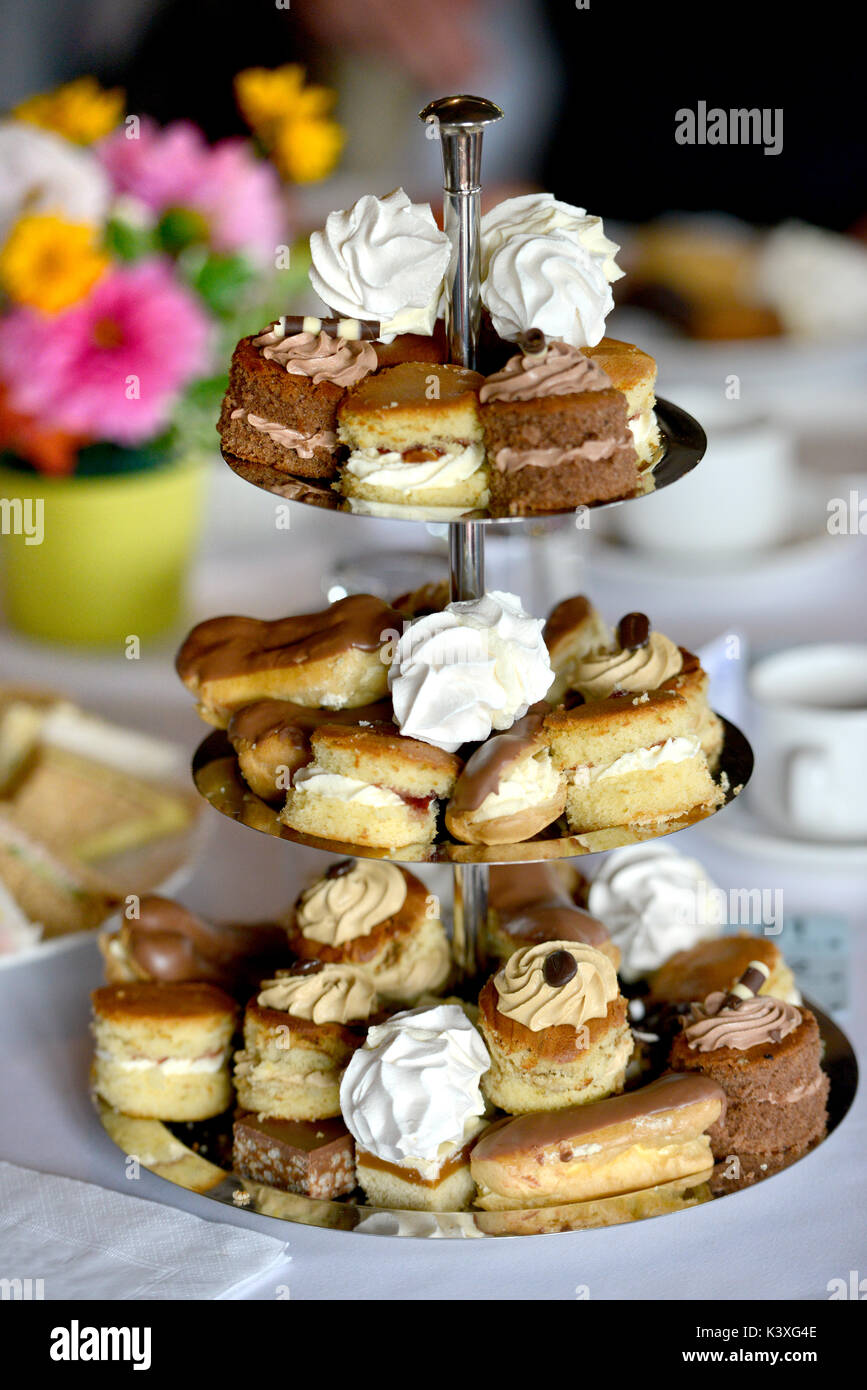 Alzata con mini scelta di dolci Foto Stock