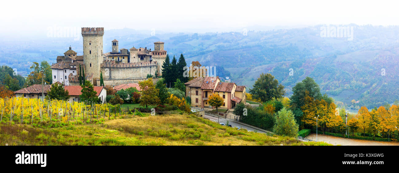 Impressionante Vigoleno borgo e castello,Emilia Romagna,l'Italia. Foto Stock