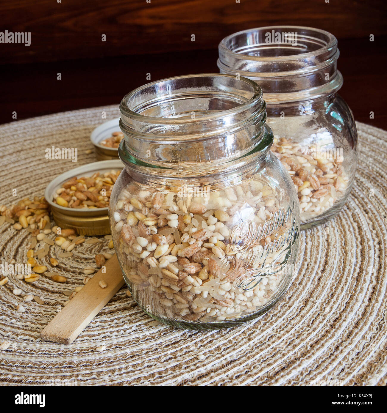 Miscela di 5 cereali pronti per essere cucinati in dieci minuti su un elegante vassoio in legno: grani, scritto, orzo, avena e riso Foto Stock