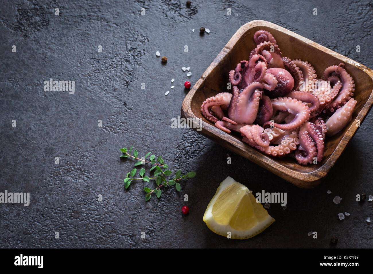 Frutti di mare moscardini in una ciotola di legno, spazio di copia Foto Stock