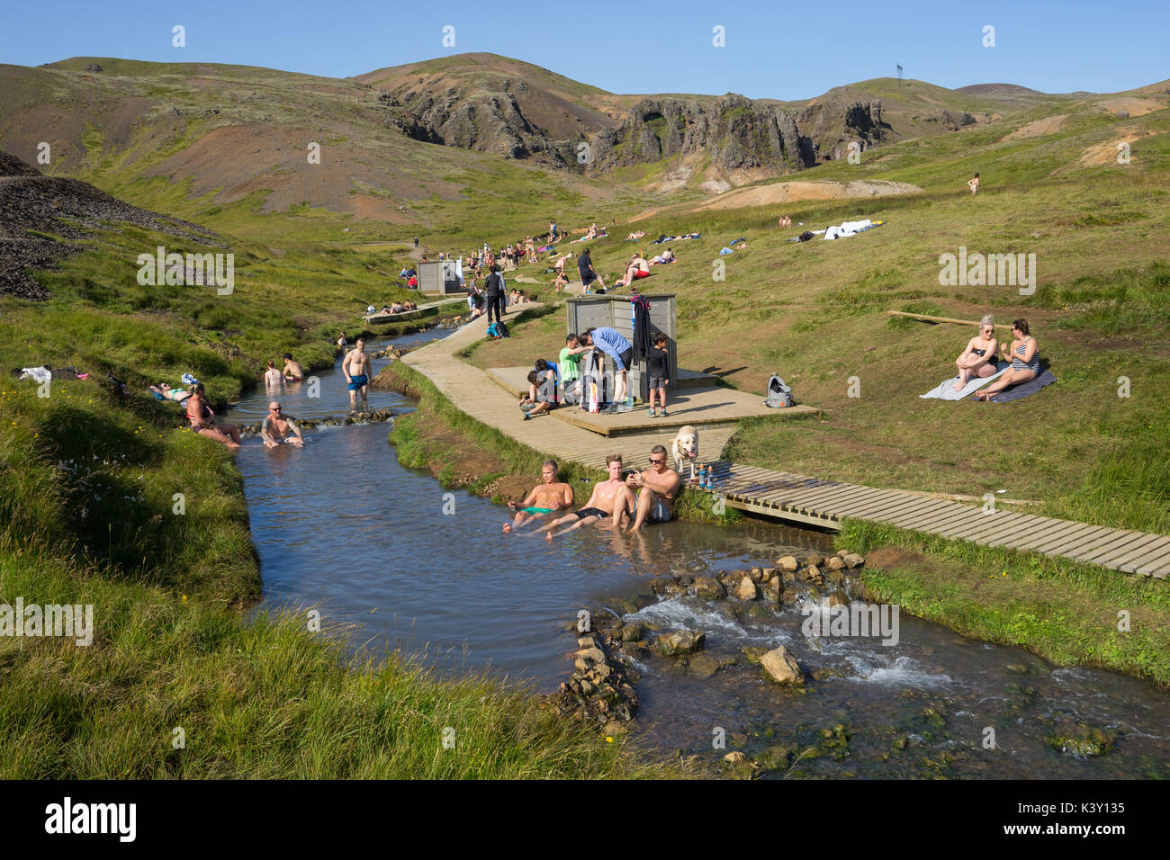 Le persone che si godono la Reykjadalur Hot Spring River, Islanda, in estate. Foto Stock