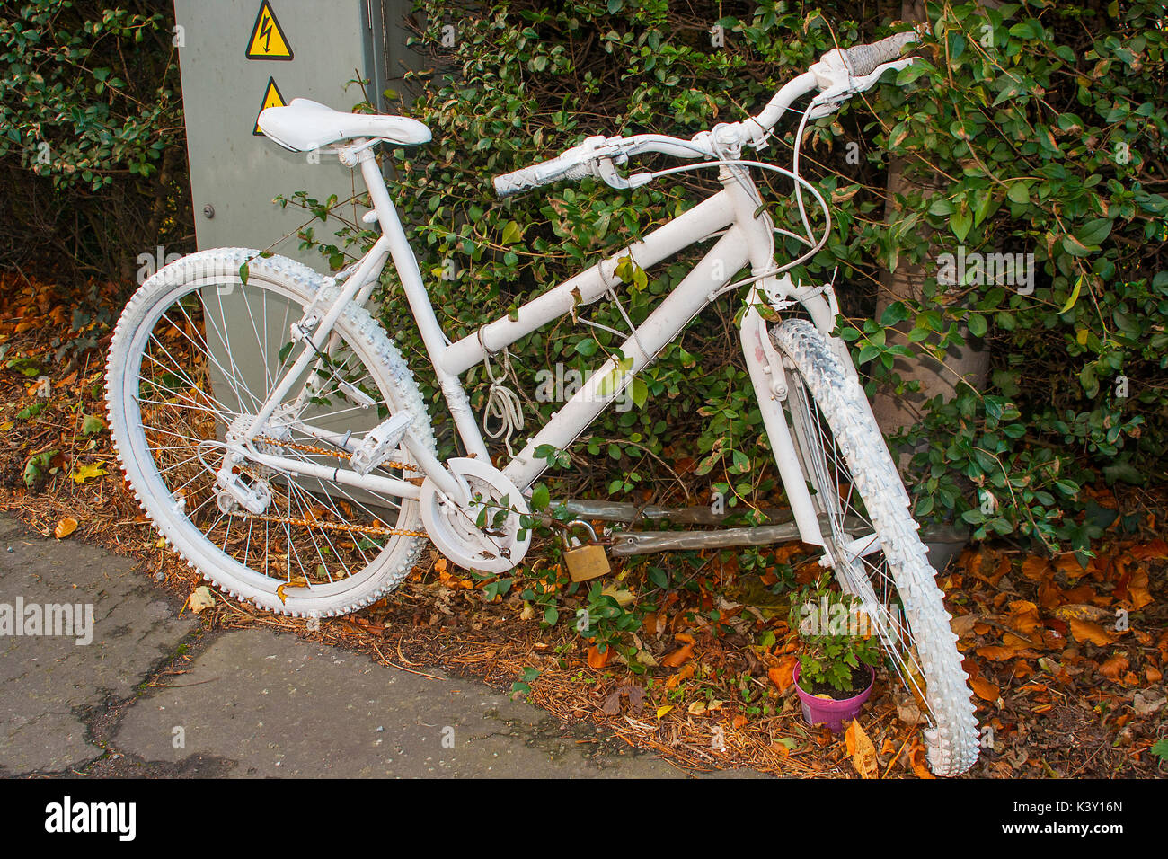 Il fenomeno moderno di un memoriale di Ghost Bike concatenati a un post sulla scena di un tragico incidente mortale che coinvolge un veicolo a motore e un ciclista su th Foto Stock