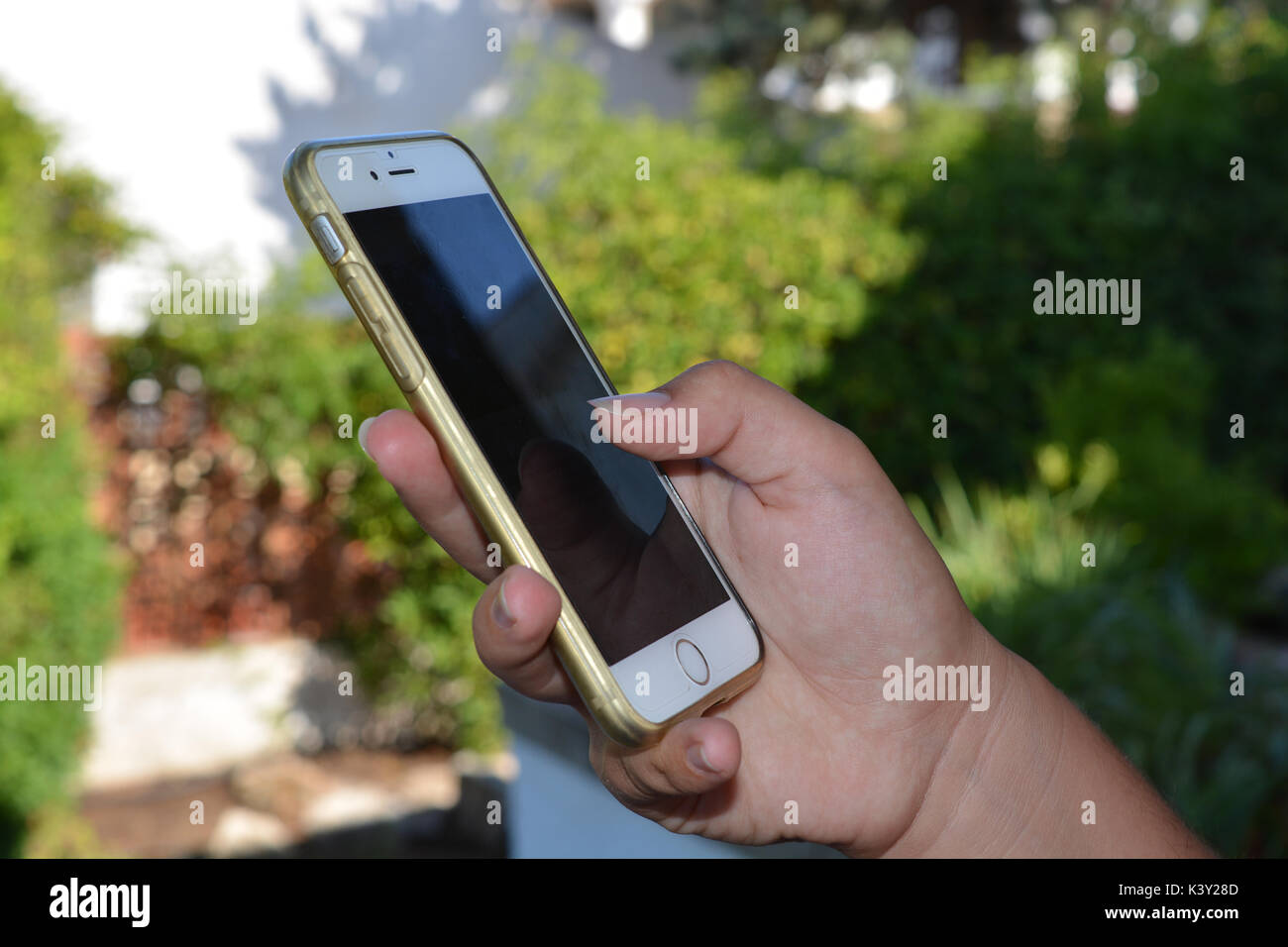 Donna che utilizza il touchscreen su un dispositivo mobile. Foto Stock