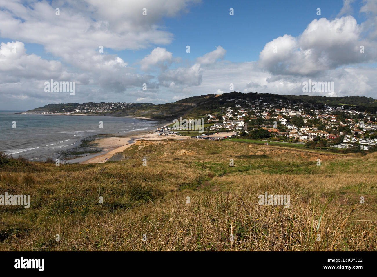Charmouth, spiaggia e di Lyme Regis, bay. Dal sentiero costiero. Foto Stock