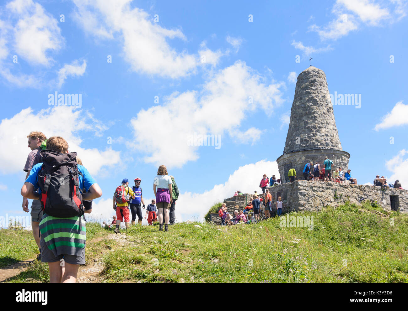 Mountain Summit Grünten, monumento Gebirgsjäger, escursionista Burgberg im Allgäu, Schwaben, Algovia, Svevia, Baviera, Baviera, Germania Foto Stock