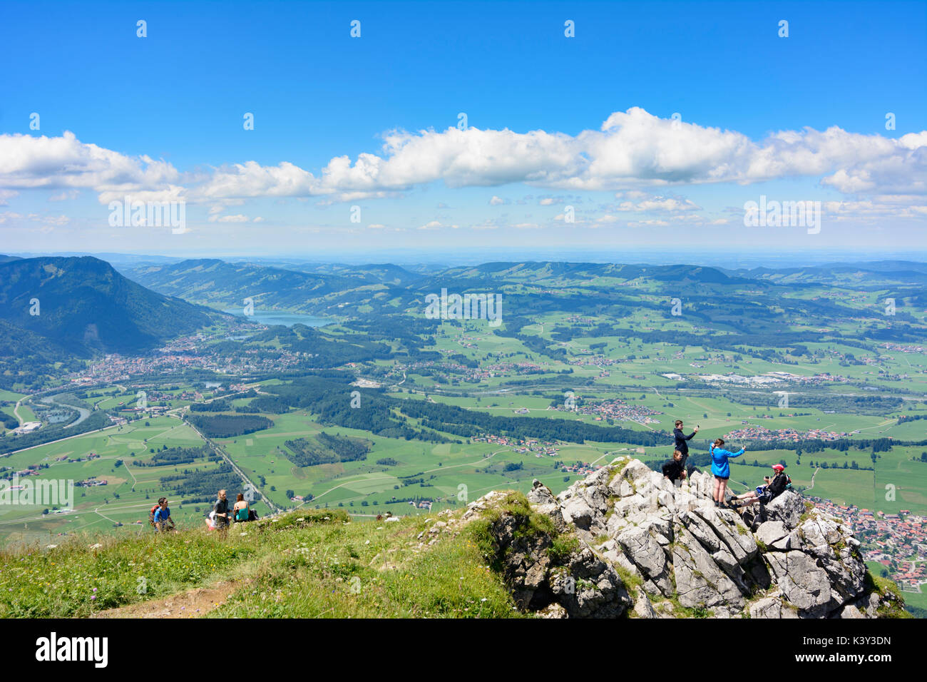 Mountain Summit Grünten, vista Immenstadt e lago Großer Alpsee, escursionista Immenstadt, Schwaben, Algovia, Svevia, Baviera, Baviera, Germania Foto Stock