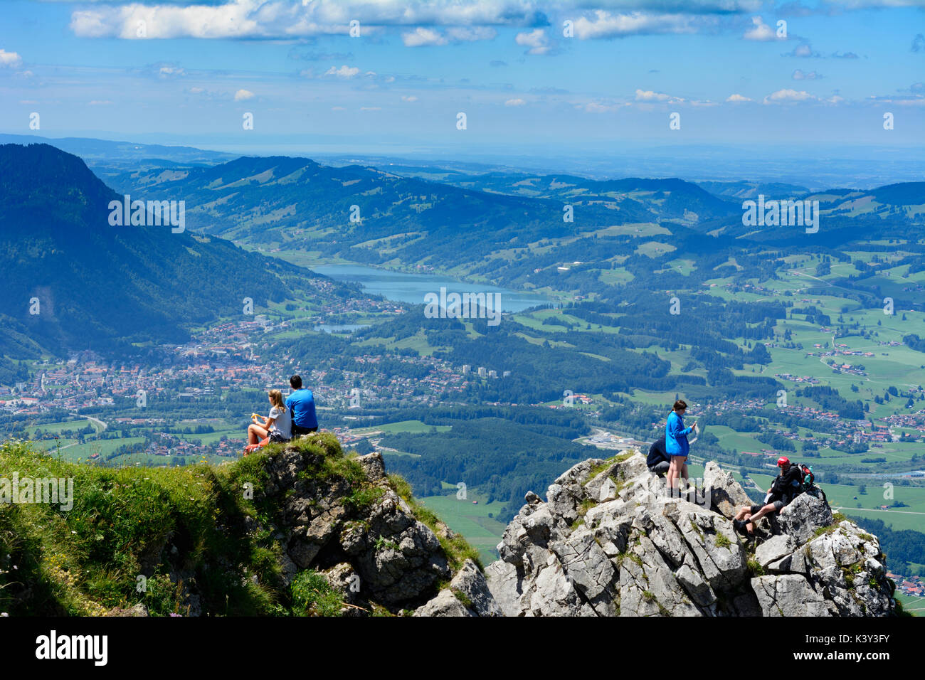 Mountain Summit Grünten, vista Immenstadt e lago Großer Alpsee, escursionista Immenstadt, Schwaben, Algovia, Svevia, Baviera, Baviera, Germania Foto Stock