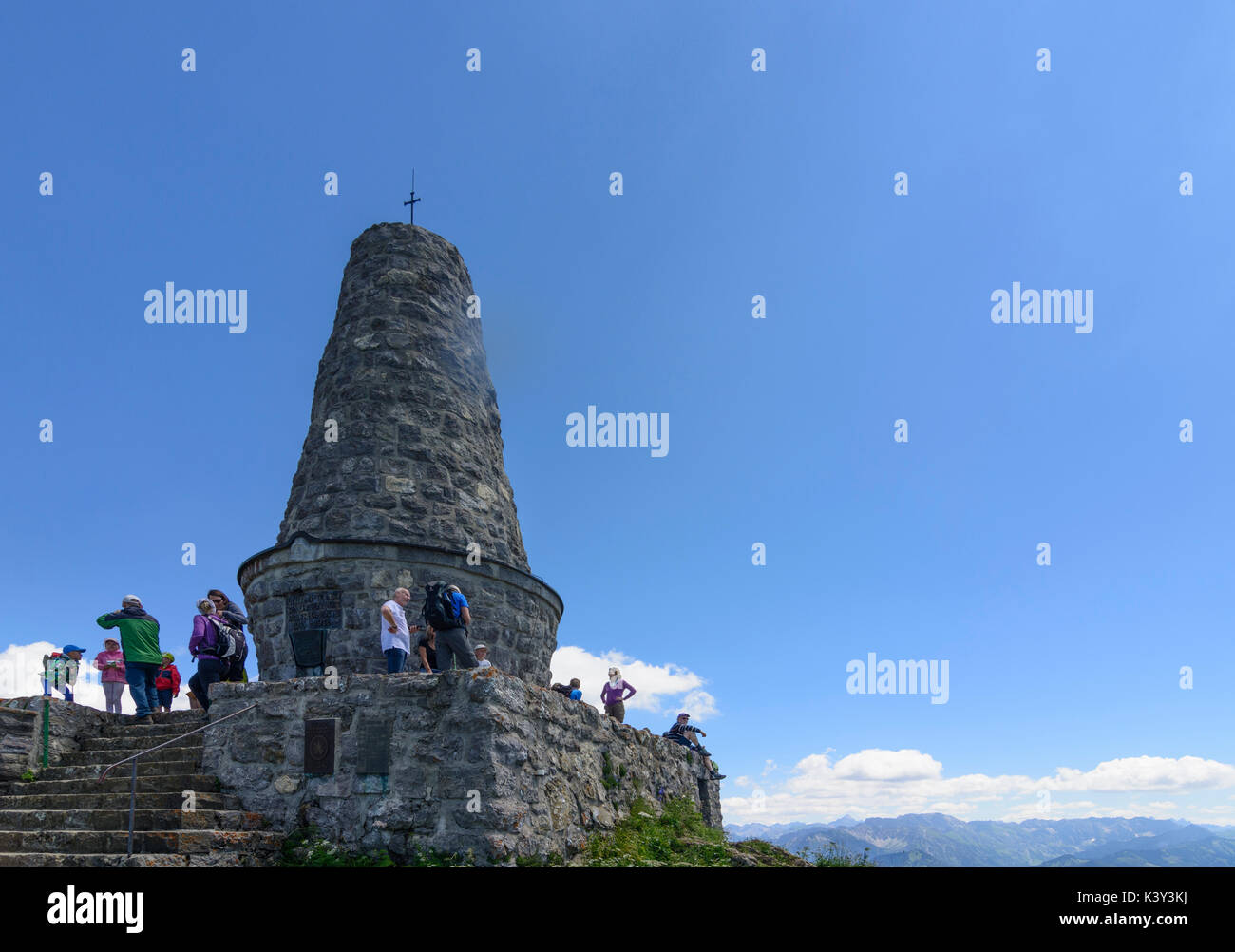 Mountain Summit Grünten, monumento Gebirgsjäger, escursionista Burgberg im Allgäu, Schwaben, Algovia, Svevia, Baviera, Baviera, Germania Foto Stock