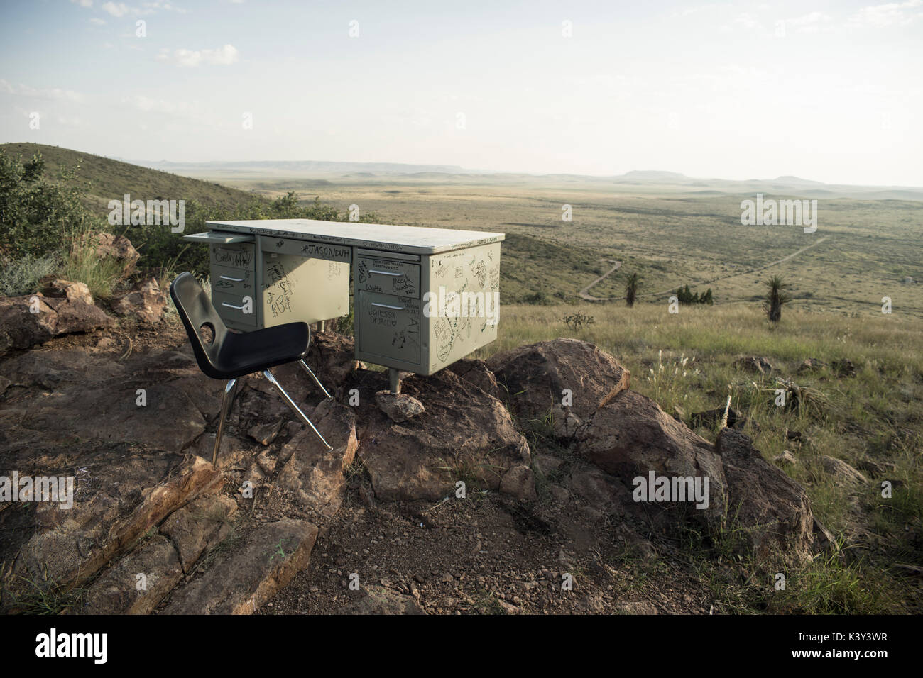 Scrivania e sedia portato sulla cima della collina di Hancock in Alpine, Texas, un uno scherzo da parte degli studenti di Sul Ross University. Foto Stock