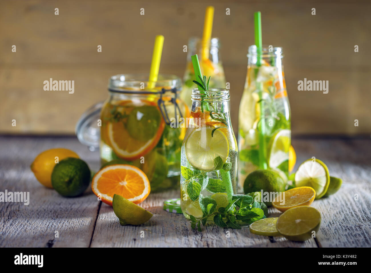 La limonata con limone fresco su sfondo di legno Foto Stock