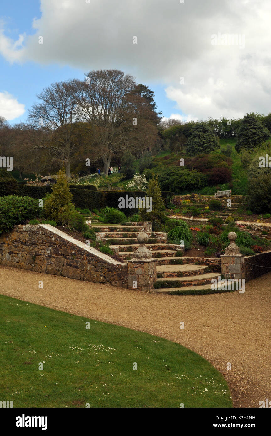 Mottistone Manor House sulla isola di Wight che mostra i giardini formali di una scalinata in pietra con pareti e simmetrica di piantare giardini paesaggistici Foto Stock