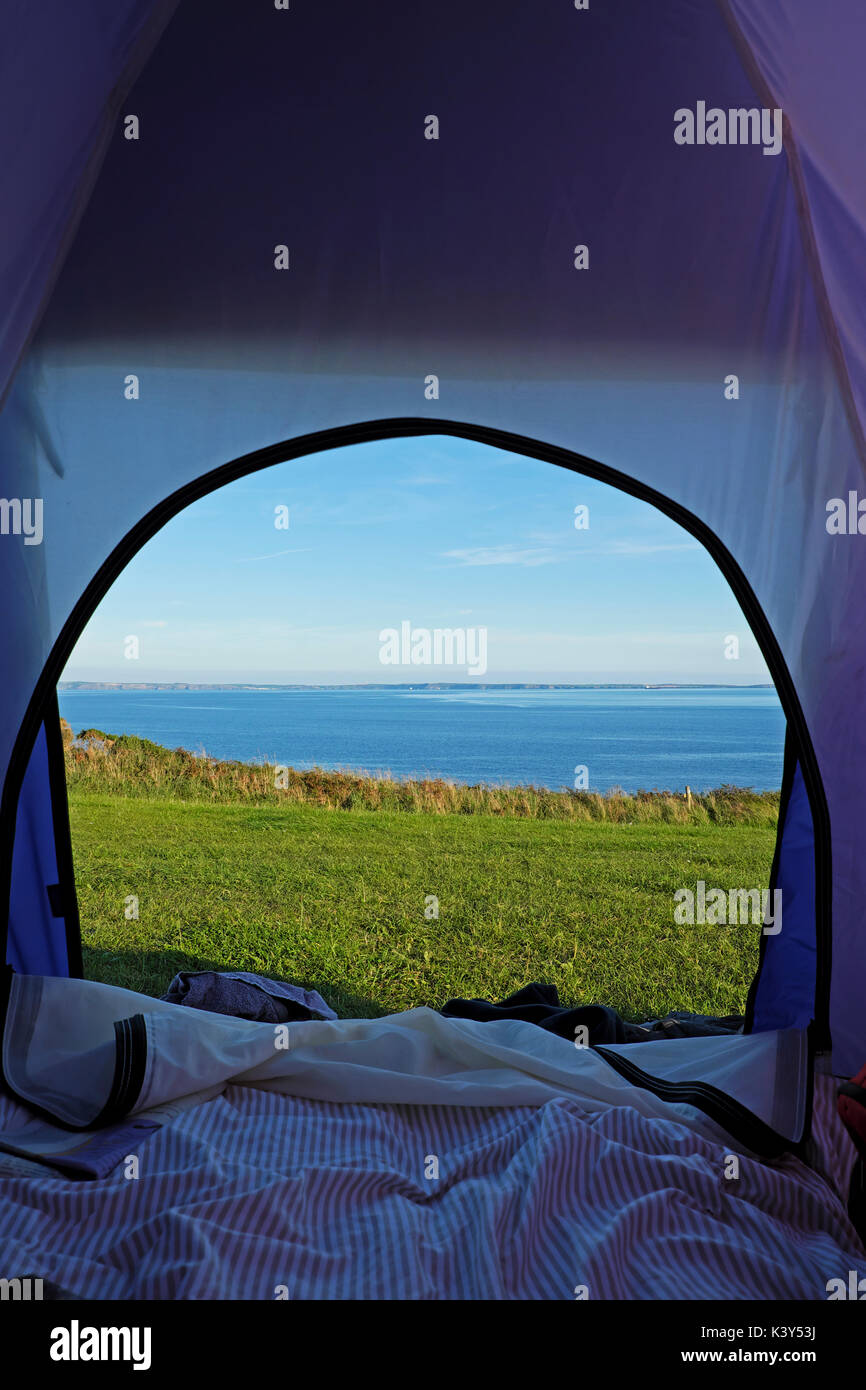 Vista sul mare che si affaccia fuori dalla tenda in estate dal campeggio Porthclais vicino a St non's e St David's Pembrokeshire Galles Regno Unito KATHY DEWITT Foto Stock