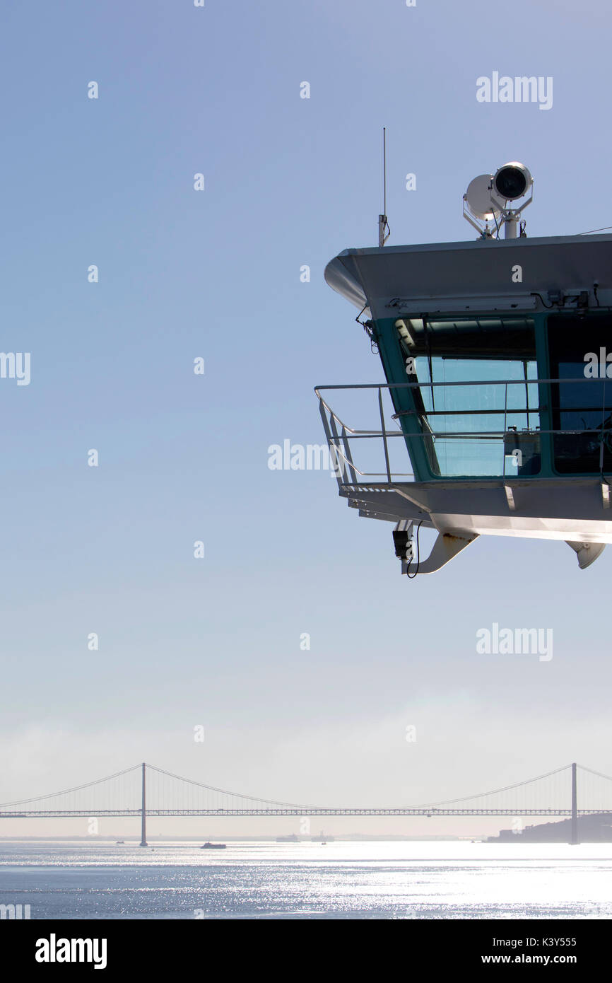 Il Ponte sul lato della porta dell'Royal Caribbean Navigator dei mari classe voyager nave da crociera nel Mediterraneo Foto Stock