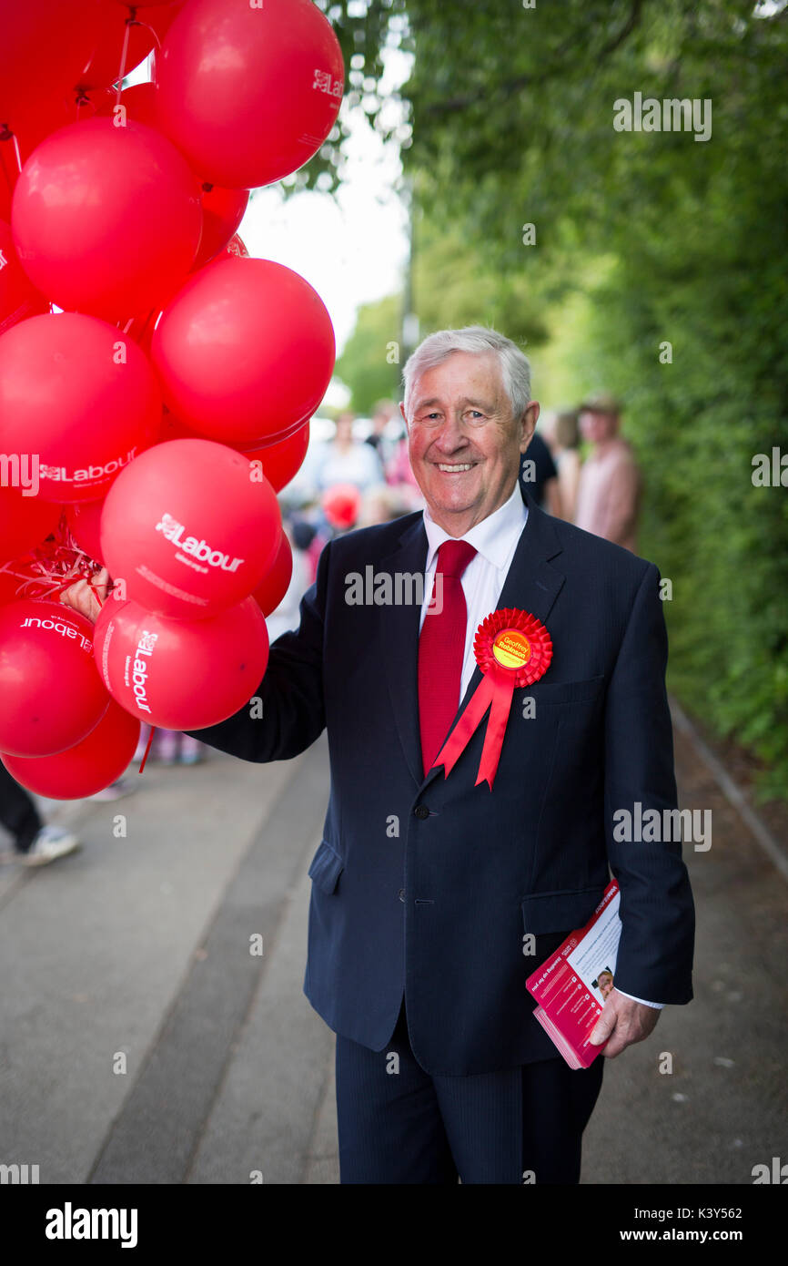 Geoffrey Robinson, manodopera MP per Coventry North West, milita nel suo collegio elettorale per il 2017 elezione generale. Foto Stock