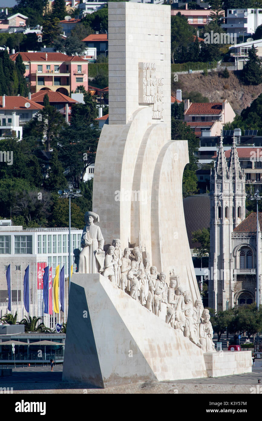 Il Monumento delle Scoperte a Lisbona, la capitale e la città più grande del Portogallo nel quartiere di Alfama sulla costa atlantica in Europa occidentale Foto Stock