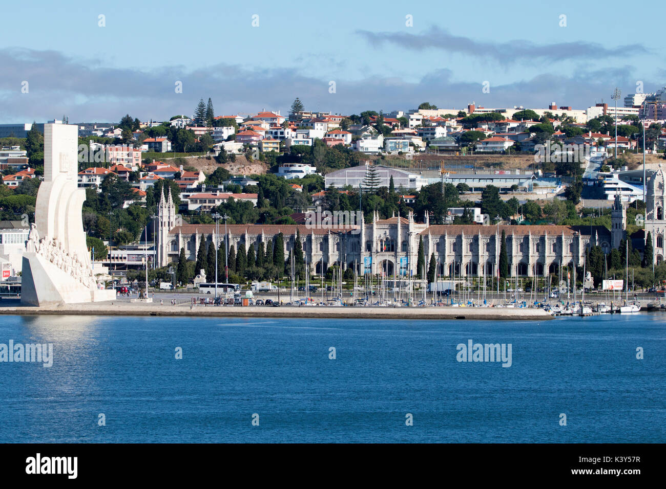 Il Monumento delle Scoperte a Lisbona, la capitale e la città più grande del Portogallo nel quartiere di Alfama sulla costa atlantica in Europa occidentale Foto Stock
