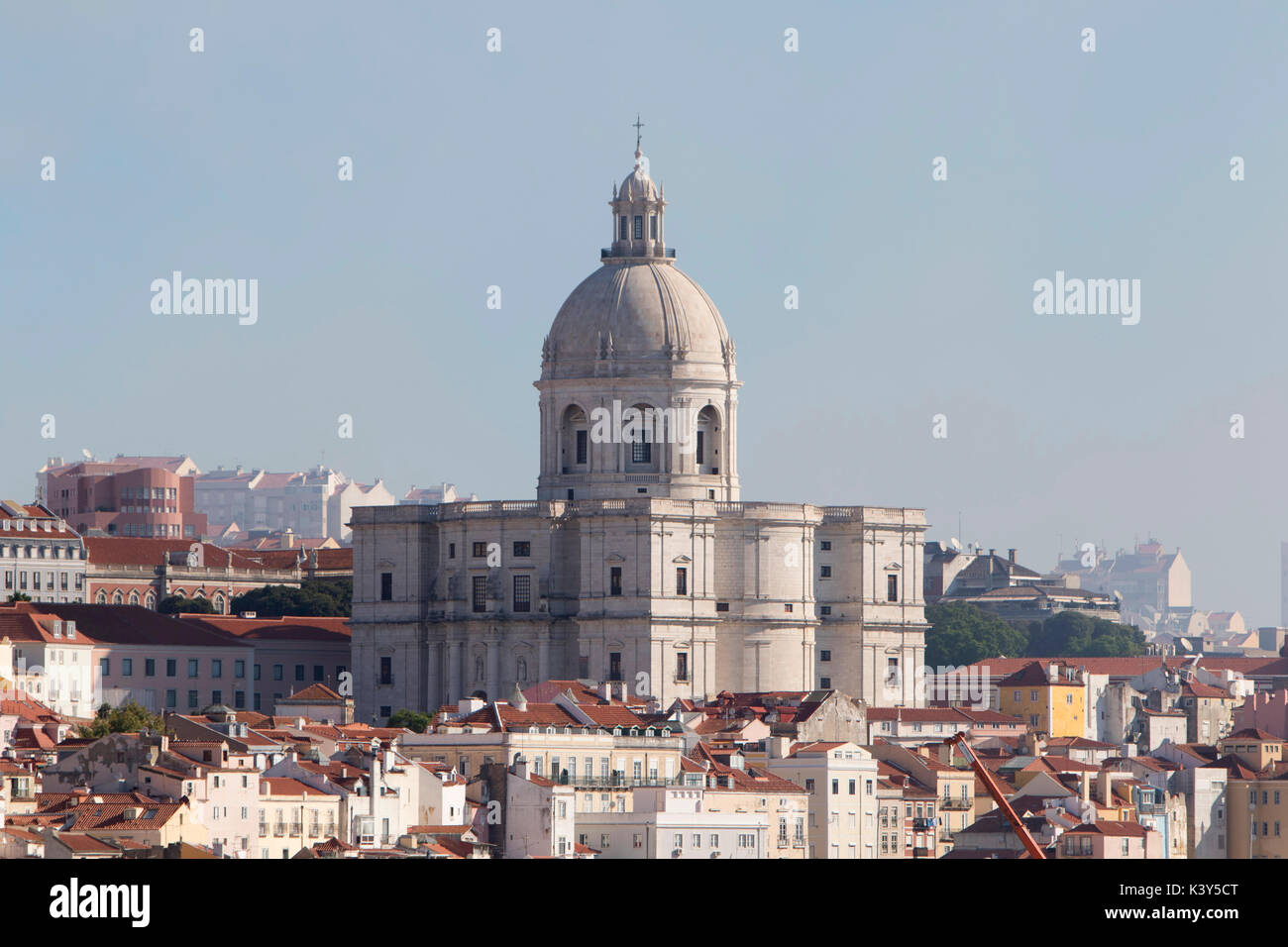 Lisbona, la capitale e la città più grande del Portogallo nel quartiere di Alfama sulla costa atlantica in Europa occidentale Foto Stock