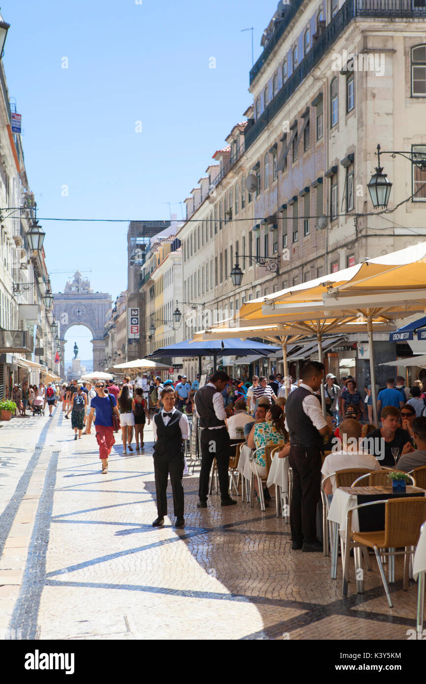Caffè e ristoranti a Lisbona, la capitale e la città più grande del Portogallo nel quartiere di Alfama sulla costa atlantica in Europa occidentale Foto Stock