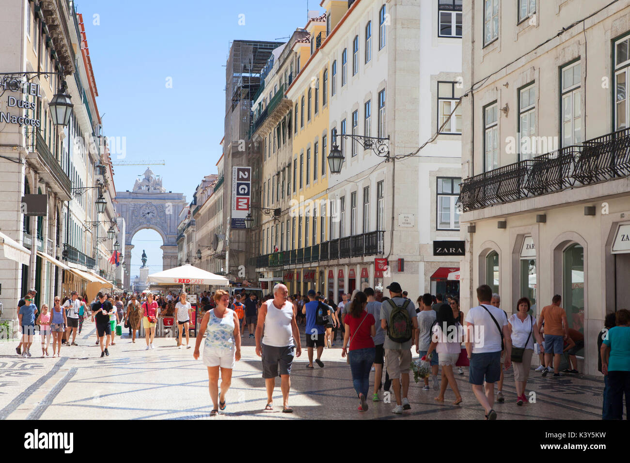 Lisbona, la capitale e la città più grande del Portogallo nel quartiere di Alfama sulla costa atlantica in Europa occidentale Foto Stock