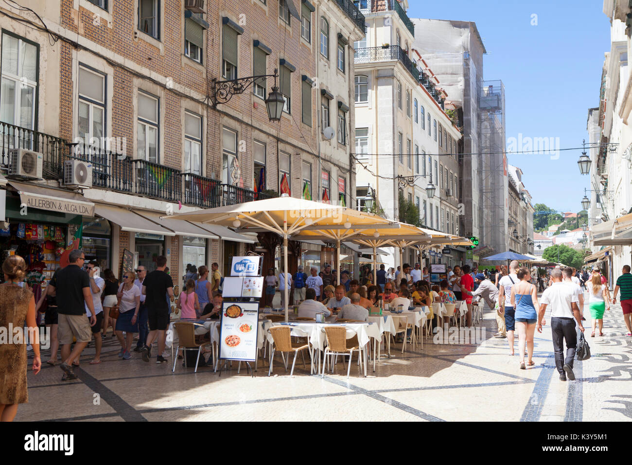 Caffè e ristoranti a Lisbona, la capitale e la città più grande del Portogallo nel quartiere di Alfama sulla costa atlantica in Europa occidentale Foto Stock