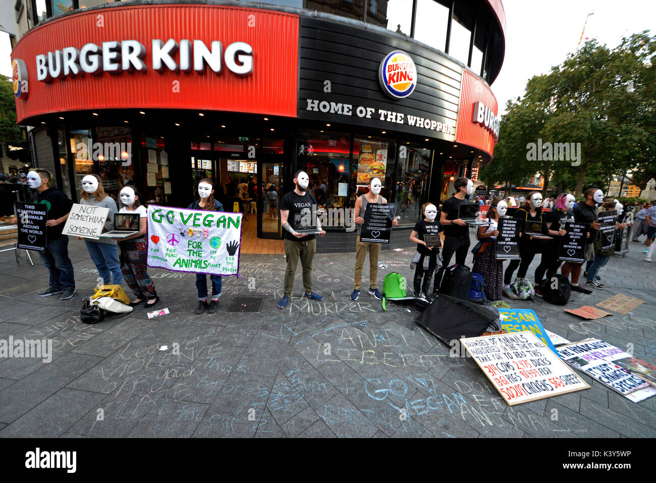 Earthlings sperimenta i manifestanti per i diritti degli animali fuori Burger King che tentano di convertire il pubblico a diventare vegani a Londra Foto Stock